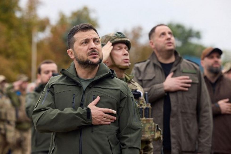 El presidente ucraniano Volodymyr Zelensky participando en el izamiento de la bandera de su país en la ciudad desocupada de Izyum.