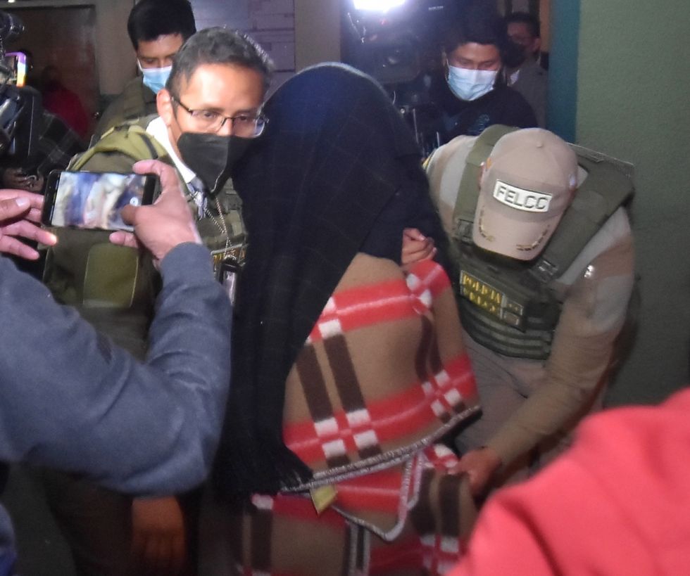 La aprehensión de un particular por el caso de la doble vía, esta noche, en La Paz.