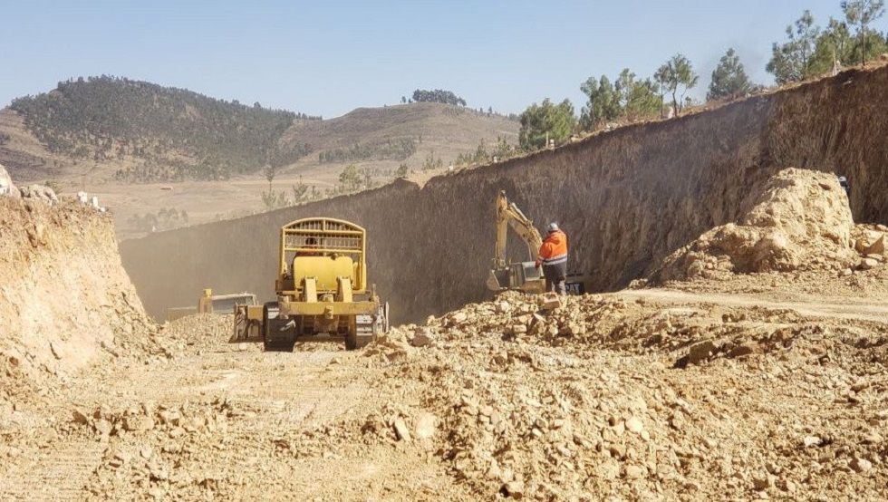 El movimiento de tierra para la construcción de la doble vía Suce-Yamparáez.