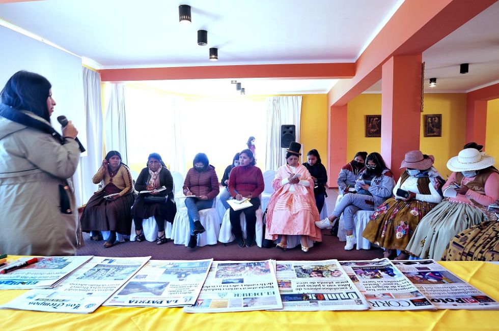 La periodista Shanna Taco Loaiza del Instituto Prensa y Sociedad (IPYS) de Perú ofrece una clase a mujeres radialistas.
