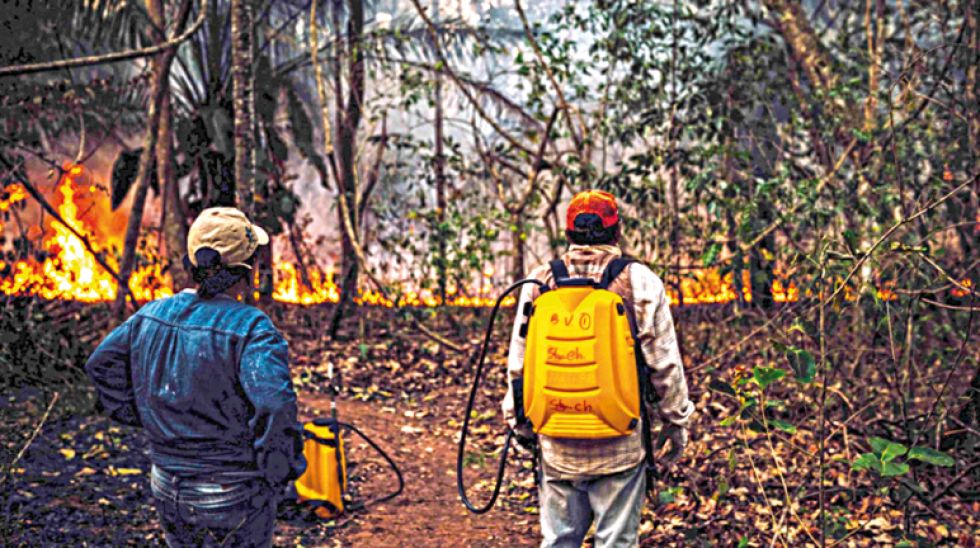 CORAJE. Todo el trabajo que hacen bomberos, voluntarios y comunarios para frenar el avance del fuego y sofocarlo es de tierra.