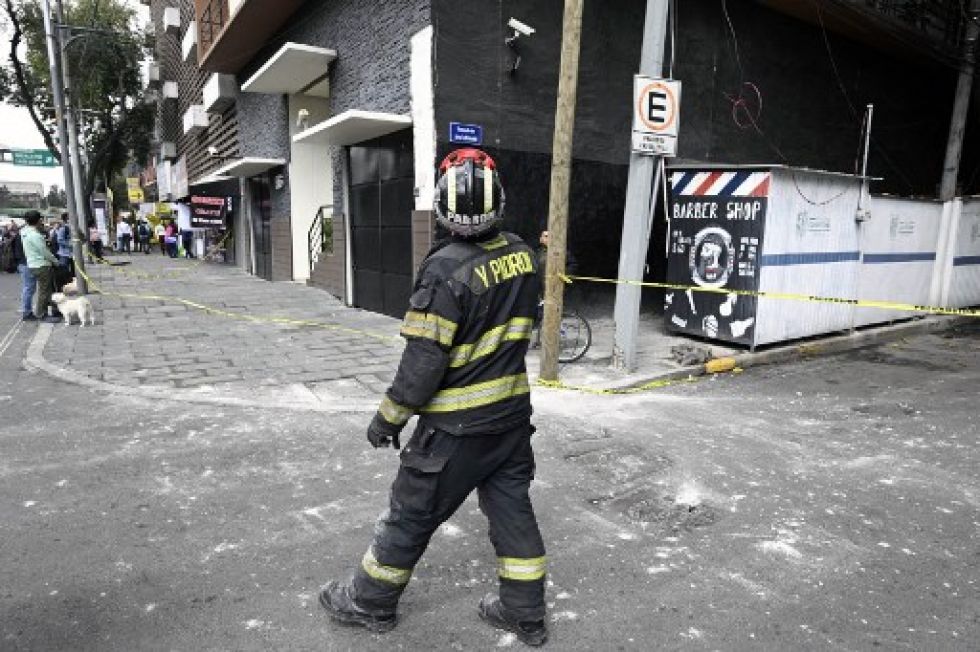Un bombero observa los daños en un edificio después de un terremoto en la Ciudad de México.