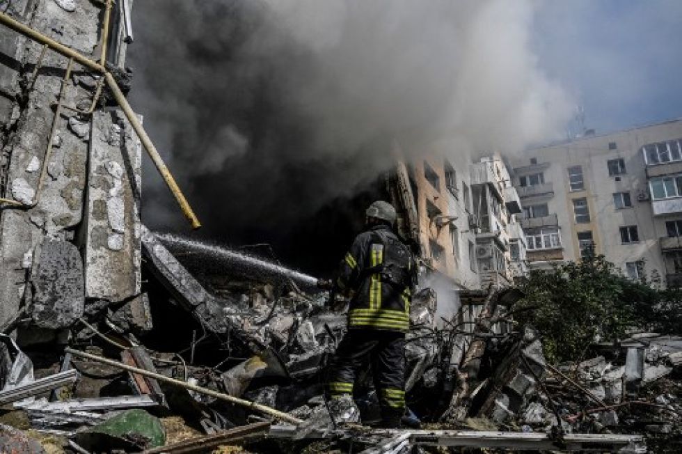 Un bombero extingue un incendio después de que un piso fuera alcanzado por un misil en Bakhmut, región de Donbás.