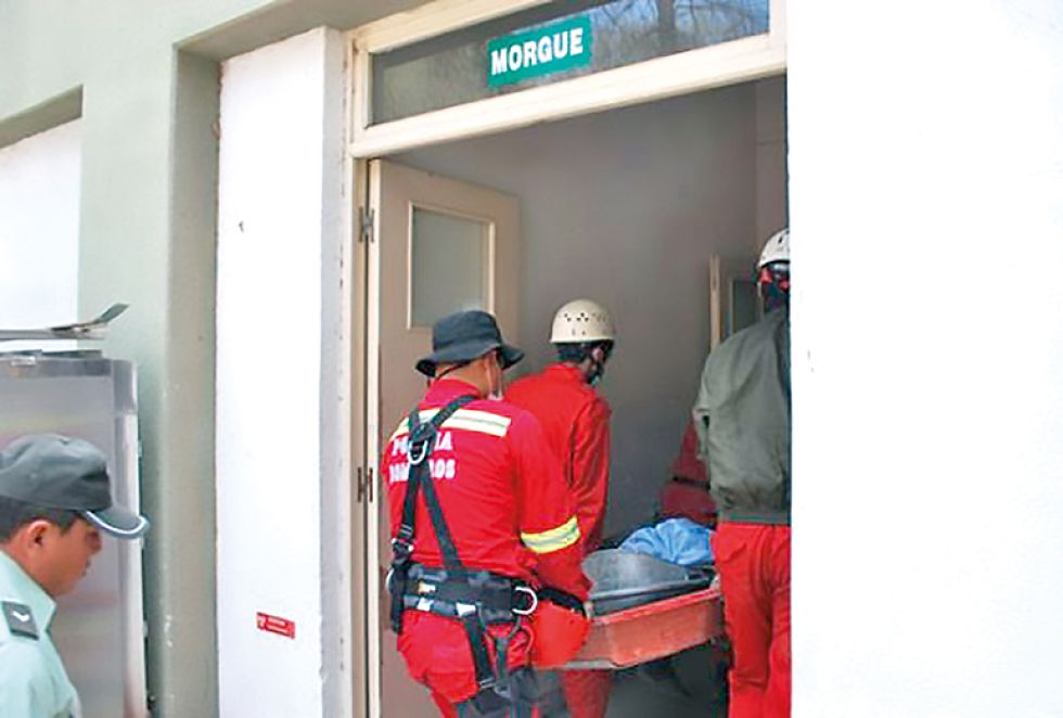 TARIJA. El cuerpo de la víctima fue trasladado a la morgue del hospital San Juan de Dios.