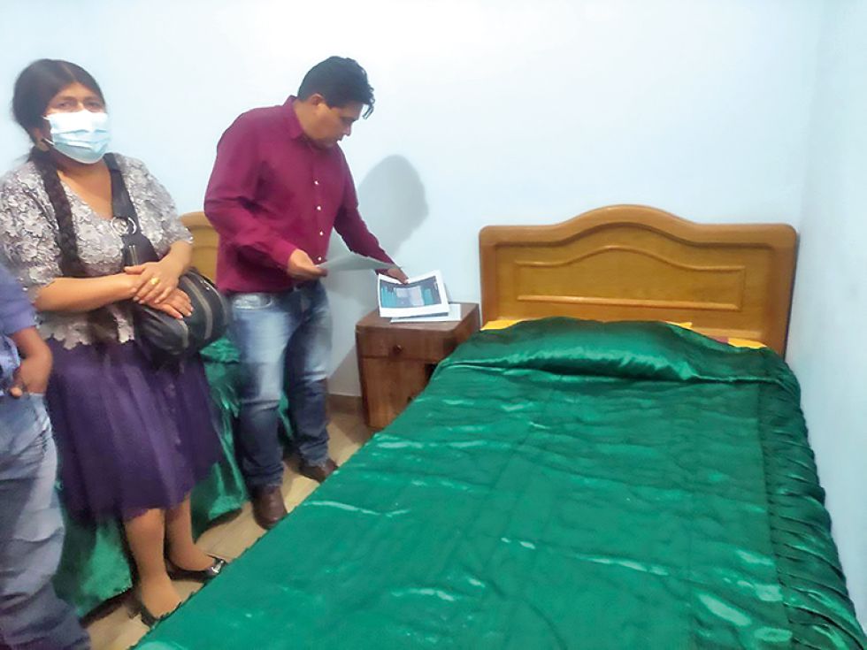 INSPECCIÓN. El diputado Héctor Arce, en una habitación del Residencial Bolivia, donde se habría adulterado documentos para la adjudicación.