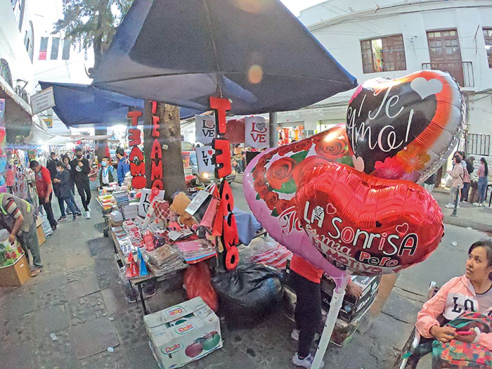 COMERCIO. Varias arterias de la ciudad hoy son copadas con la venta de regalos.