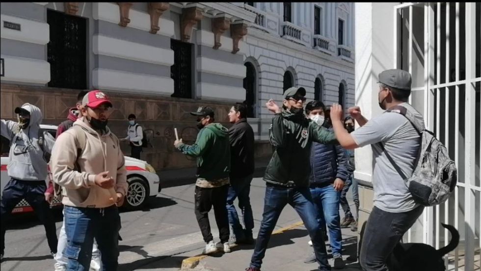 ENFRENTAMIENTO. Los estudianntes que están de frente a la cámara son los que arrojaron petrados y matasuegras a la protesta de otros alumnos.