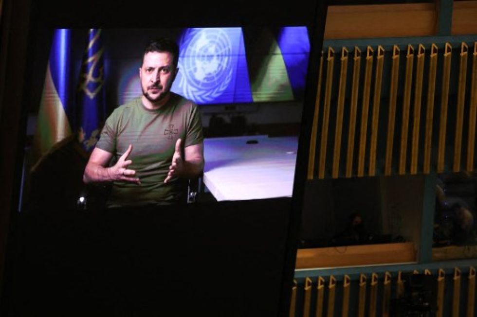El presidente ucraniano Volodymyr Zelensky habla con los líderes mundiales en la ONU a través de un enlace de video.