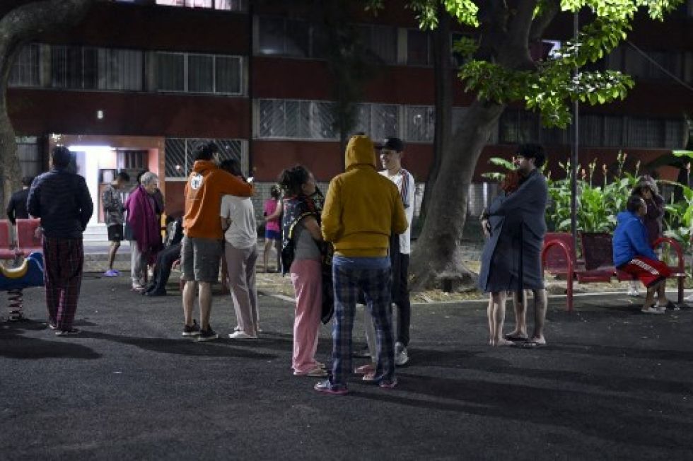 Vecinos de la colonia Tlatelolco luego del sismo en la Ciudad de México, este jueves.