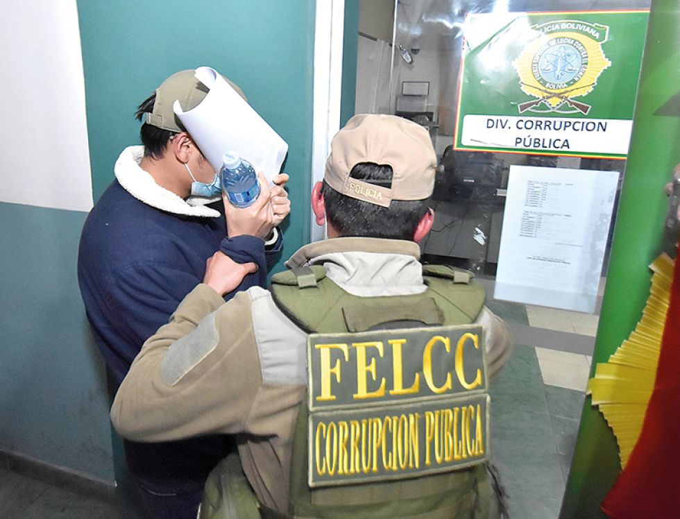 PROCESADO. El empresario chino cuando era arrestado en la ciudad de La Paz, la semana pasada, antes de ser remitido con detención preventiva.