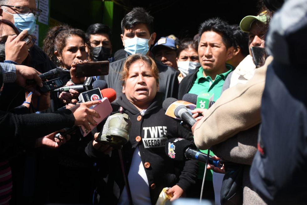 Cocaleros, a la cabeza de la vicepresidenta Rosalba Vargas, repudiaron el proceder de la Policía con la captura del presidente de autodefensa, César Apaza.
