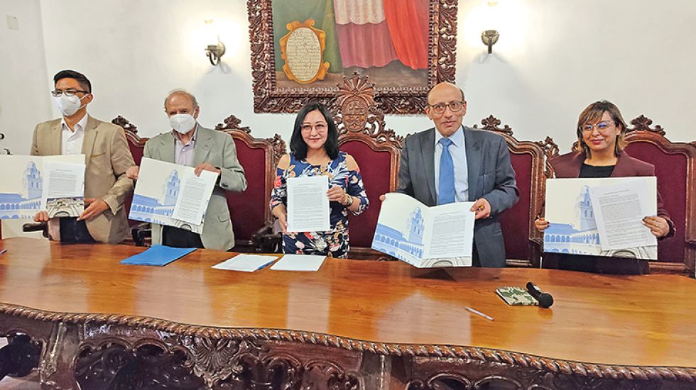 CONVENIO. El acto tuvo lugar en el salón del edificio histórico de la carrera de Derecho.