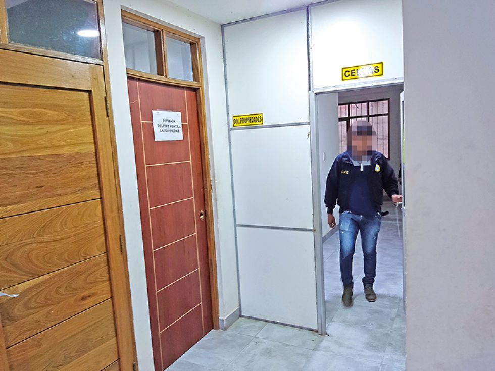 APREHENDIDO. El gerente Hernán Palacios se encuentra en esta celda policial desde ayer.