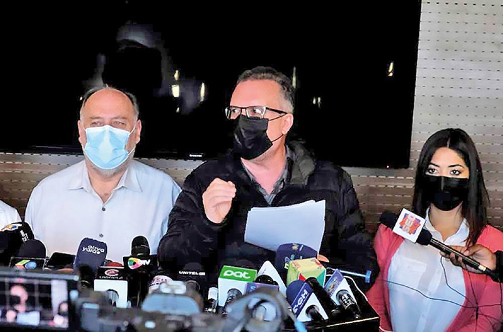 PRONUNCIAMIENTO. Alarcón (c) y otros legisladores de la alianza CC en conferencia de prensa.
