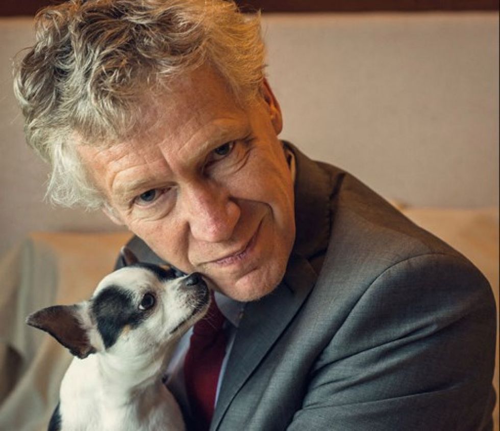 Emmanuel Mignot, profesor de medicina del sueño en la Universidad de Stanford, y su perro narcoléptico, Watson.