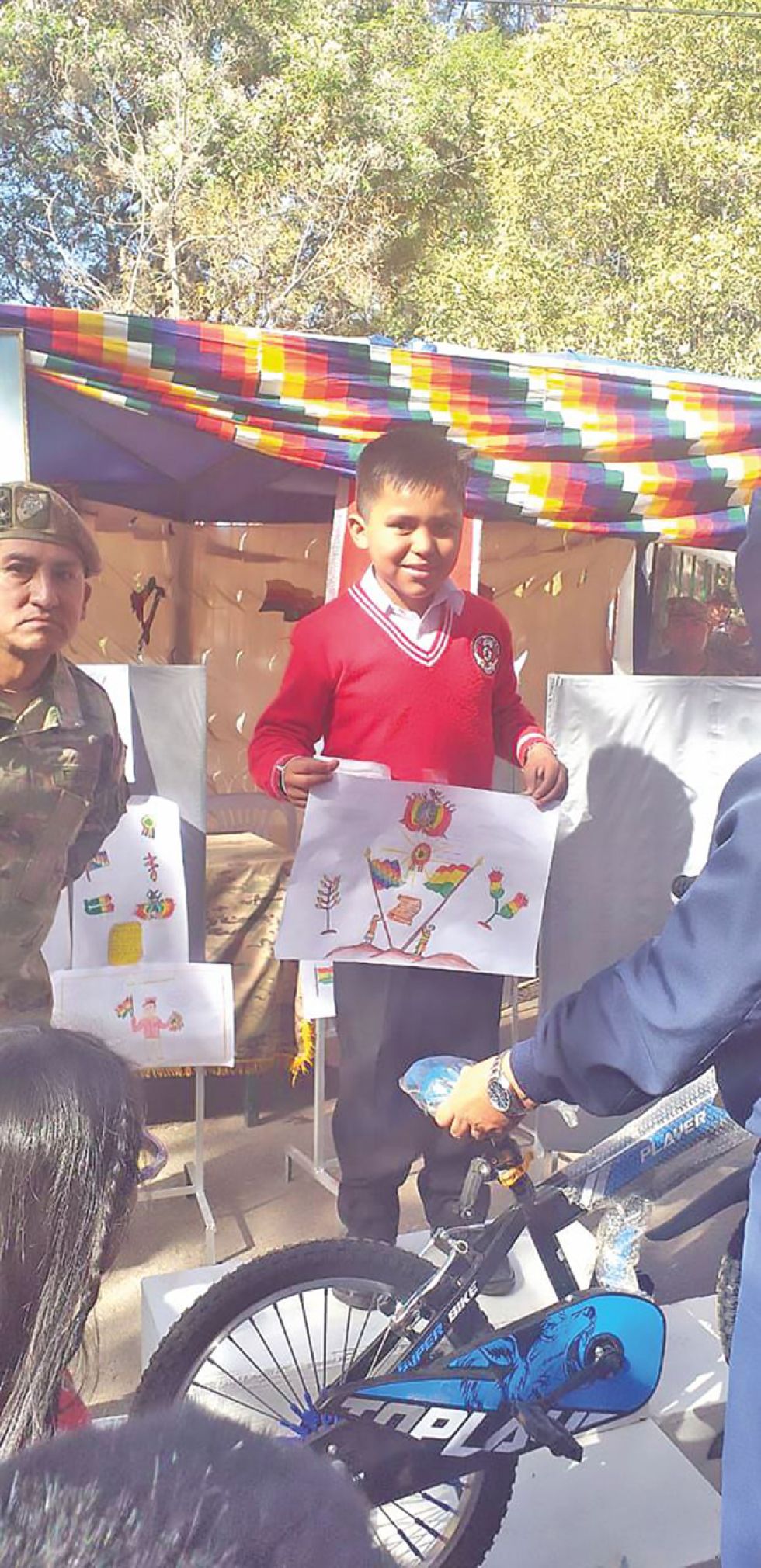 GANADOR. Foreman Yeison Olivera muestra su dibujo y recibe su premio. Pasó el miércoles.