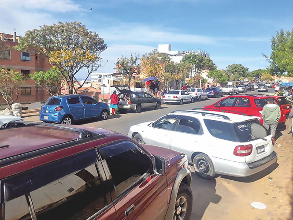 OFERTA. Los vehículos usados copan los dos carriles de la avenida Martín Cárdenas: en los mejores años incluso se extendían hasta el barrio Japón. Este es un lugar donde cada sábad