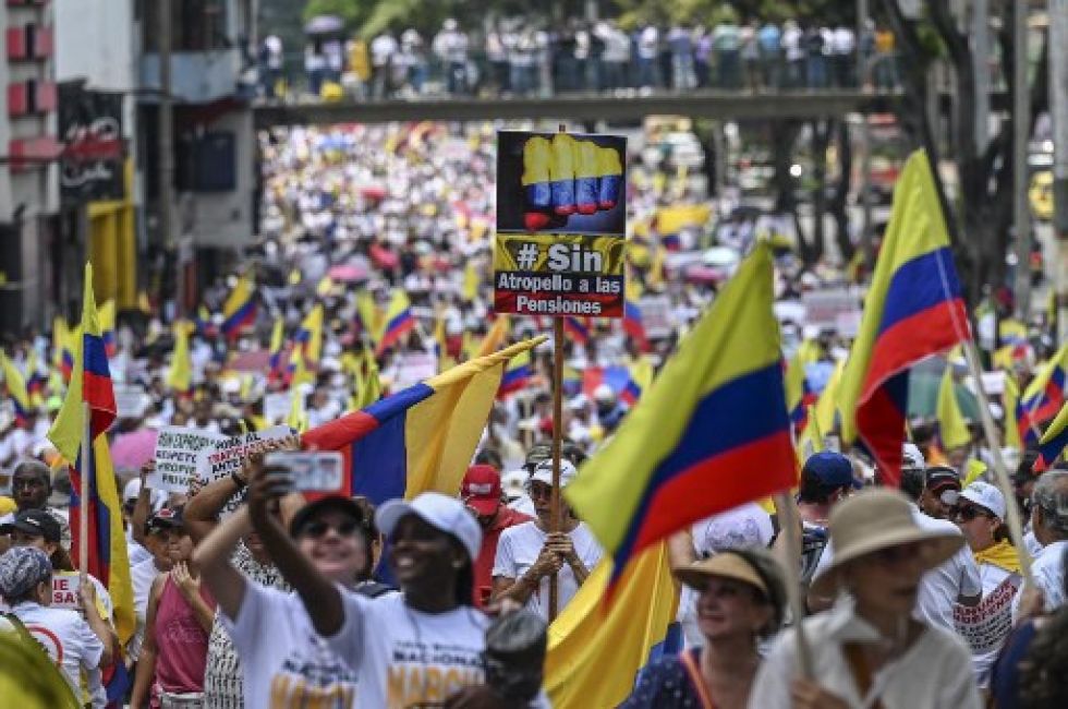 Marcha de protesta contra una reforma tributaria propuesta por el gobierno del presidente izquierdista Gustavo Petro.