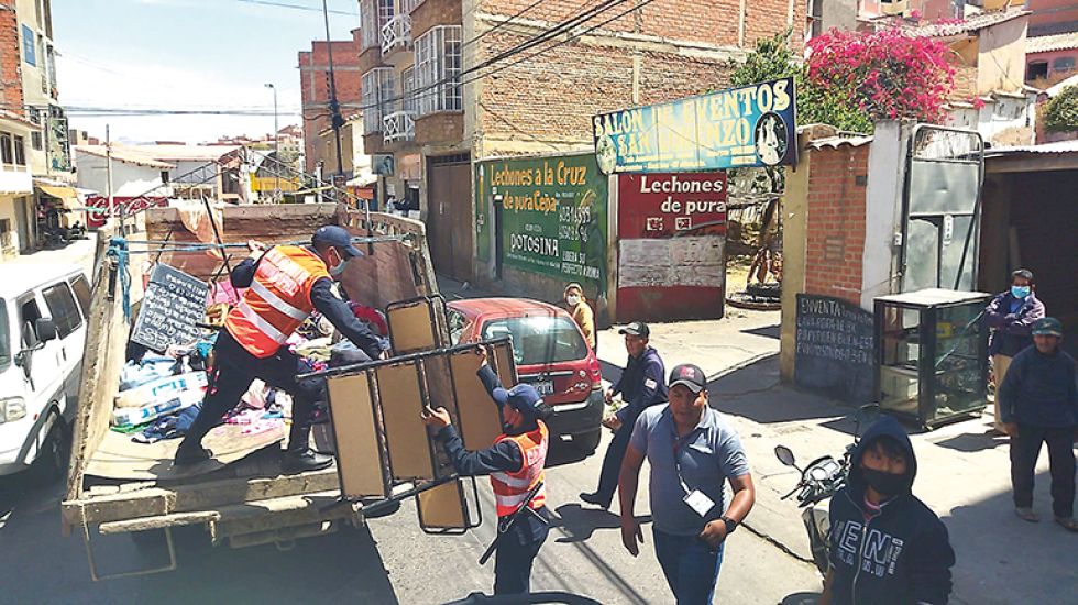 OPERATIVOS. La Municipalidad decomisó productos de puestos callejeros que ya no devolverá.