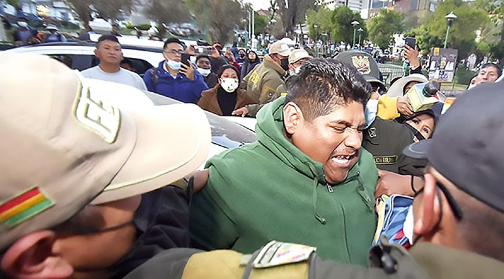 PROCESADO. El líder de Adepcoca, César Apaza, cuando era aprehendido el pasado jueves.