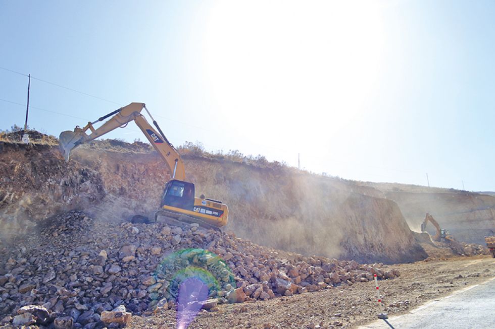 AVANCE. Los trabajos en la doble vía Sucre-Yamparáez continúan a cargo de la empresa china.
