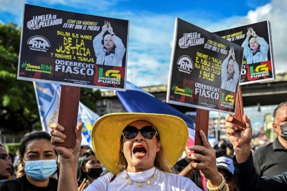 Partidarios del expresidente de Panamá, Ricardo Martinelli, participan en una protesta contra los fiscales panameños.