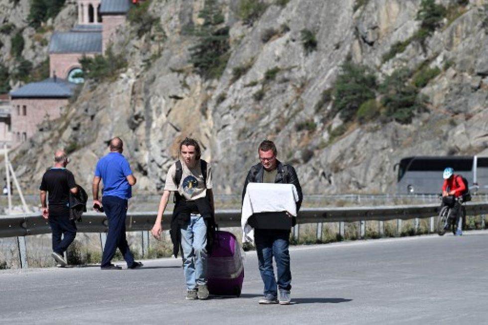 Rusos llegan a Georgia después de cruzar el paso fronterizo de Kazbegi/Verkhniy Lars.