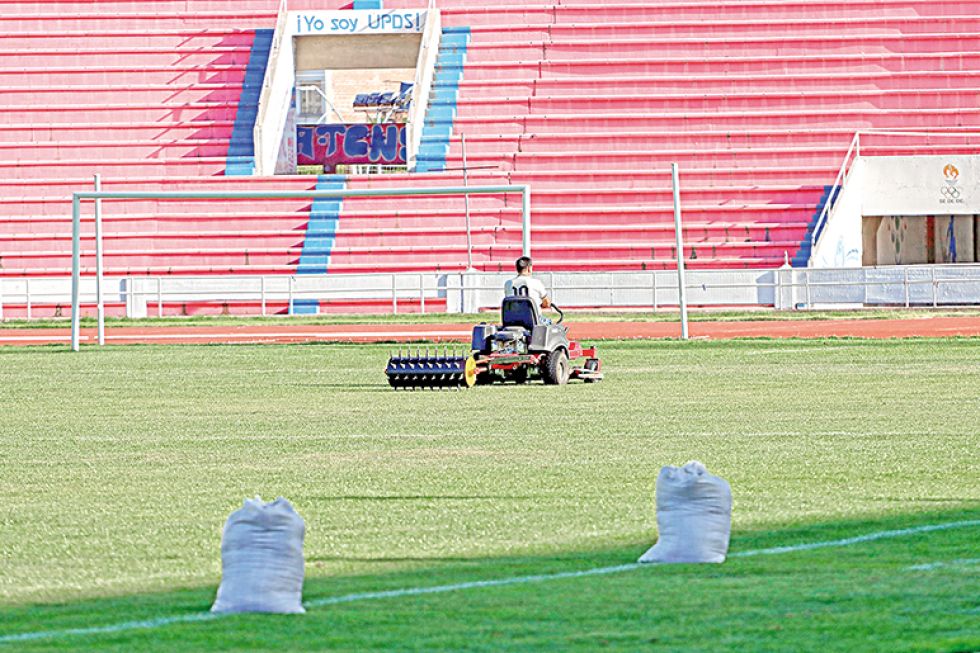 El gramado del estadio Patria que ingresó en un periodo de mantenimiento durante el parate del torneo.