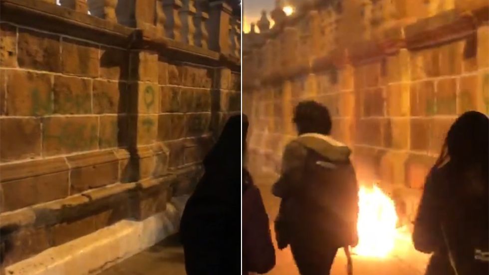 Los muros de la Catedral de Sucre fueron pintarrajeados la noche del miércoles.