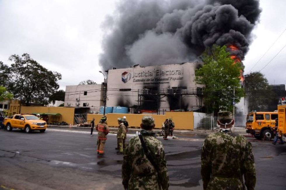 Así se incendió el Tribunal Superior de Justicia Electoral (TSJE) en Asunción.
