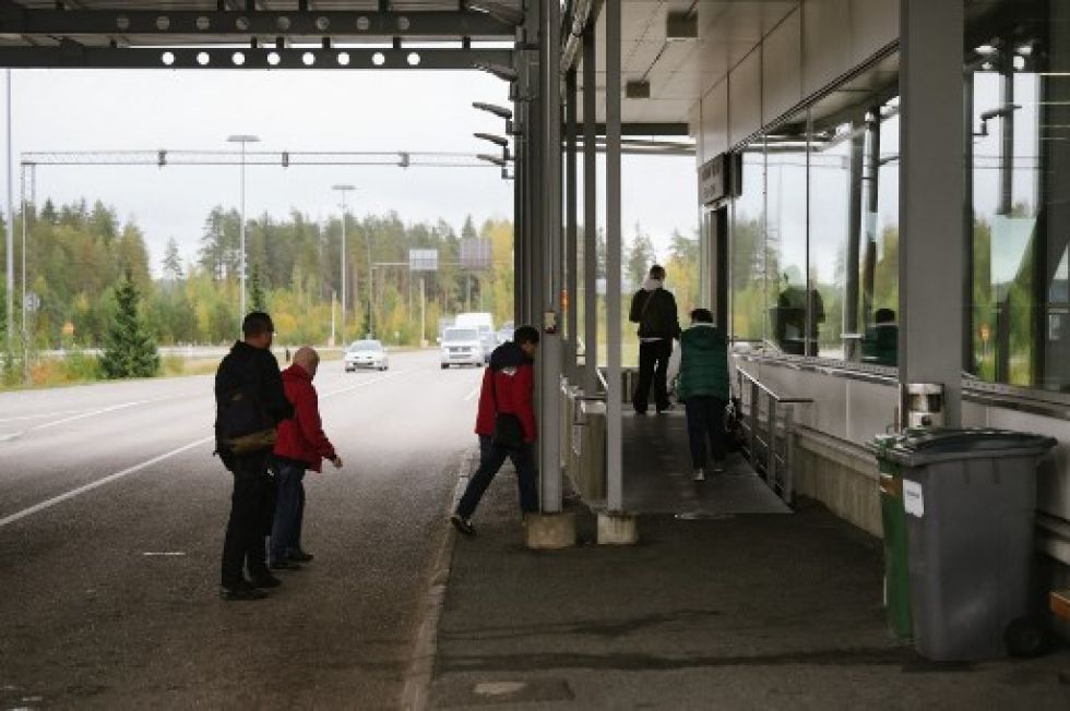 La gente ingresa a la estación fronteriza en el puesto de control de Vaalimaa, Finlandia, en la frontera con la Federación Rusa.