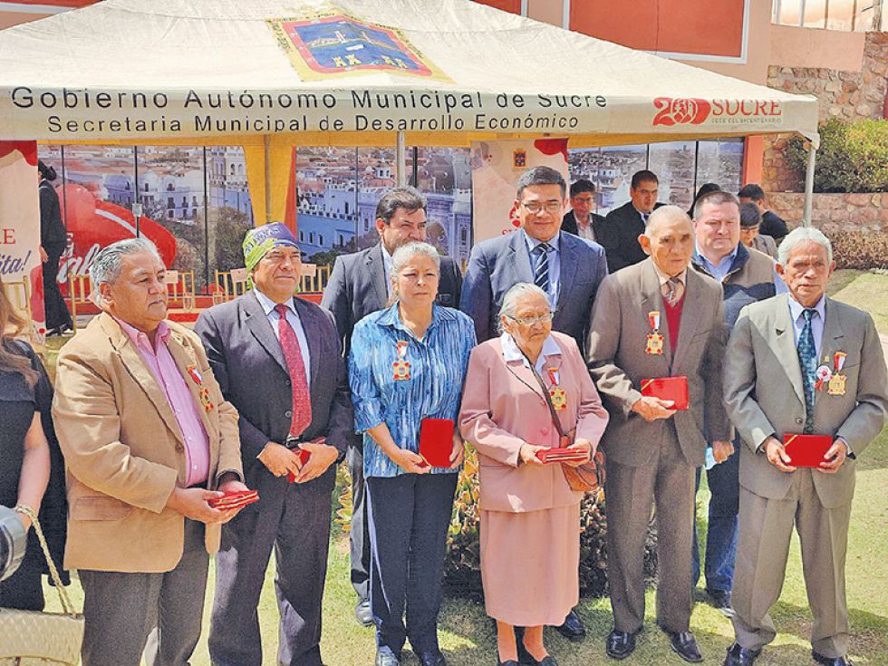 MEDALLAS. Los seis condecorados posan con sus medallas junto a autoridades municipales.