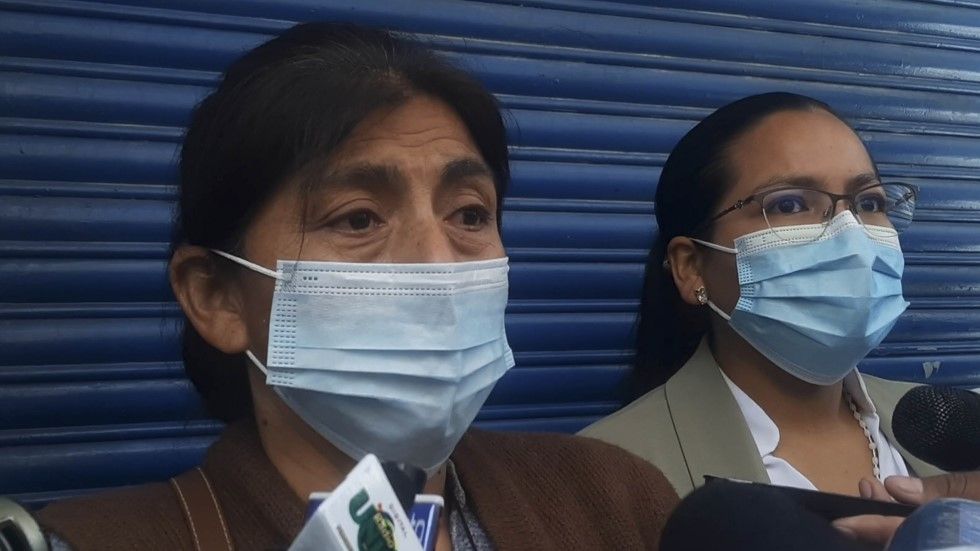 La dirigente de la Confederación de Federaciones Campesinas de los Yungas de La Paz (Cofecay) del sector Mujeres, Gudelia Botitano (i).
