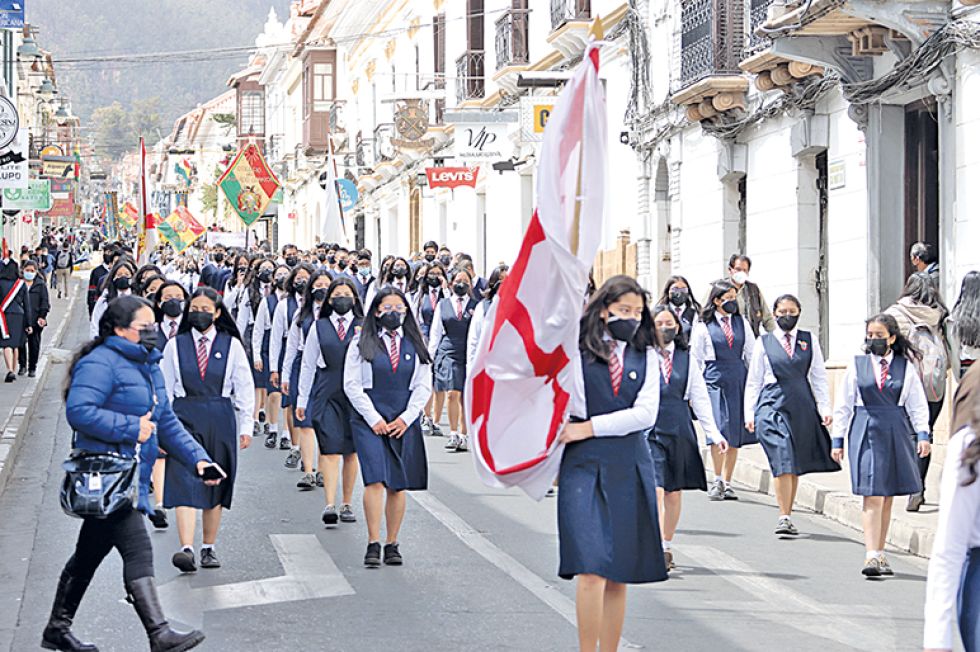 ACTOS. Las promociones de las unidades educativas de Sucre le pusieron color al desfile.