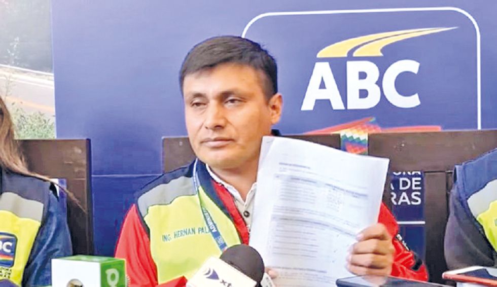 DETENIDO. El exgerente regional de la ABC, Hernán Palacios, en una conferencia de prensa.
