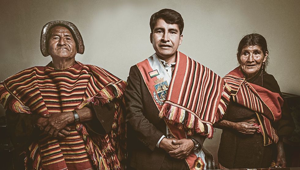 Damián Condori y sus padres, en una fotografía a un inicio de su gestión.