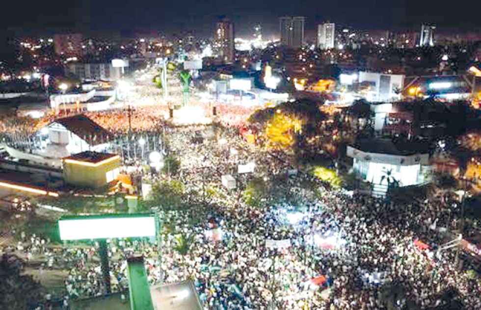 CABILDO. Miles de personas se congregaron a los pies del Cristo Redentor en Santa Cruz.