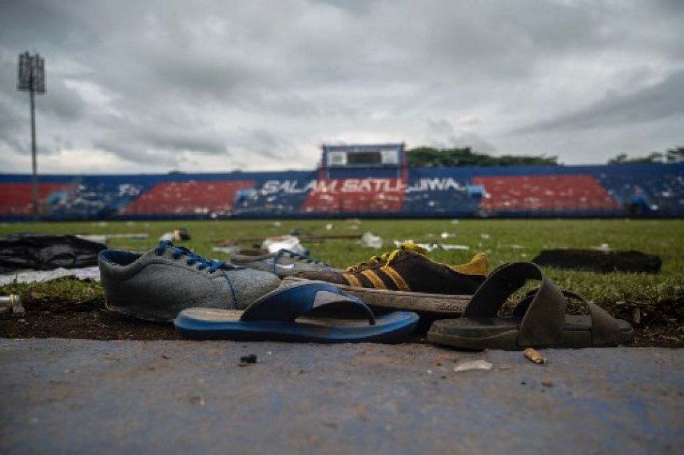 Los zapatos desechados se sientan junto a la cancha en el estadio Kanjuruhan días después de una estampida mortal después de un partido de fútbol en Malang.