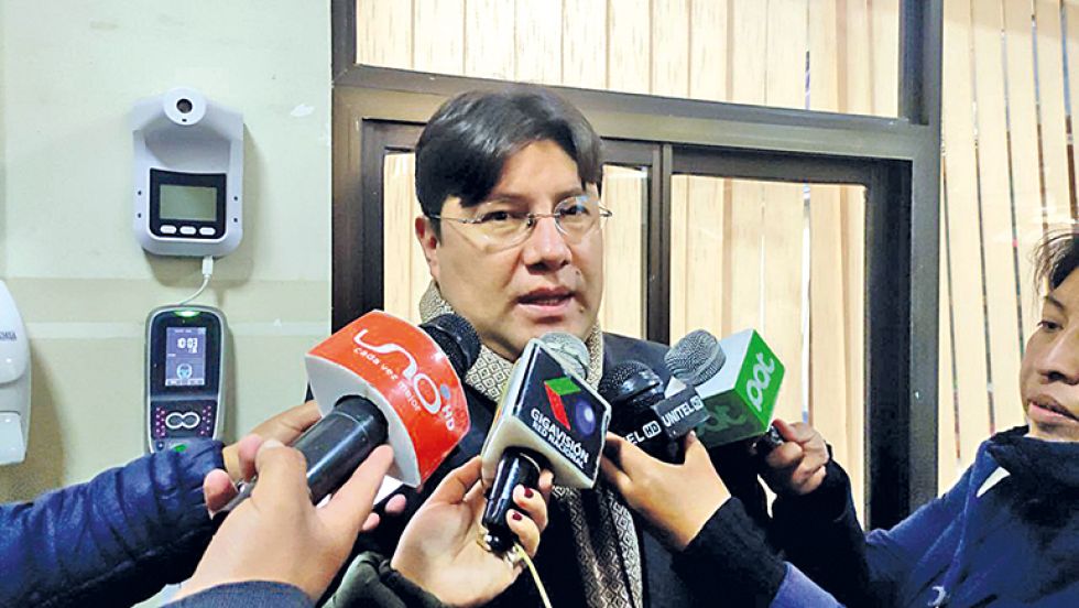 PRONUNCIAMIENTO. El presidente Marvin Molina, ayer, cuando hablaba con los periodistas en Sucre.