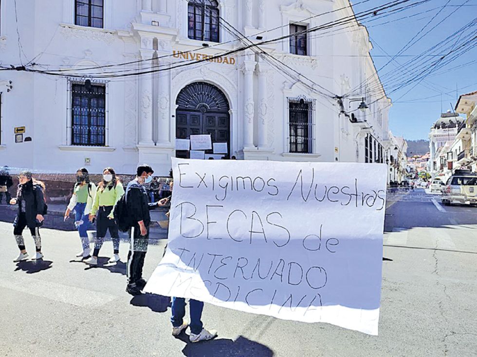 MOVILIZACIÓN. La protesta de ayer protagonizada por estudiantes en el frontis de la Universidad.