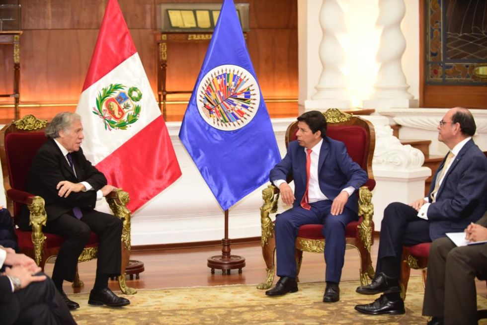 El secretario de la OEA, Luis Almagro, y el presidente de Perú, Pedro Castillo, el martes, previo a la asamblea del organismo.