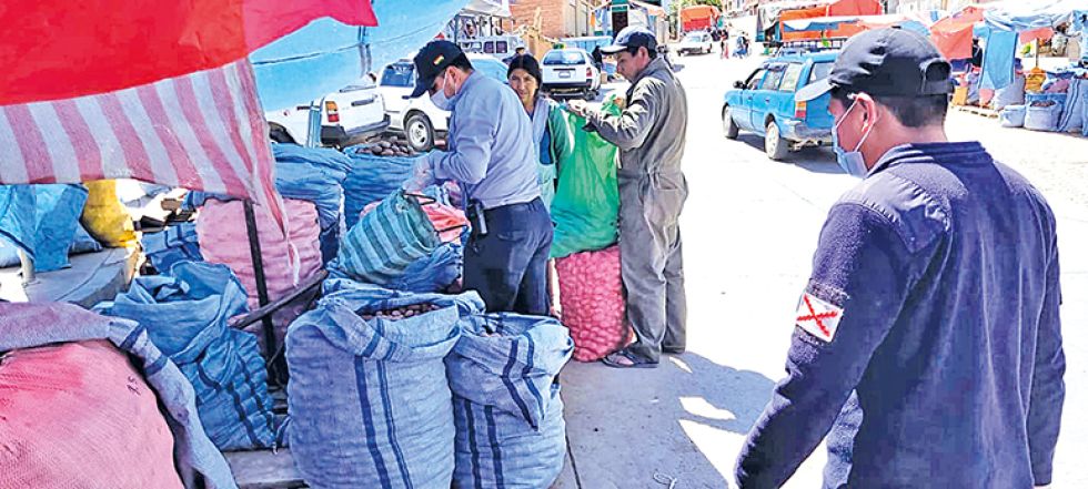 CONTROLES. La Intendencia desarrolló ayer operativos de control al peso y precio de los productos de la canasta familiar en los mercados Abasto y El Morro.