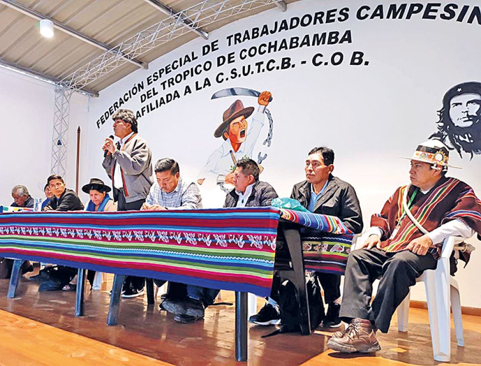 AMPLIADO. Morales en el ampliado de la Dirección Nacional del MAS-IPSP en Cochabamba, ayer.