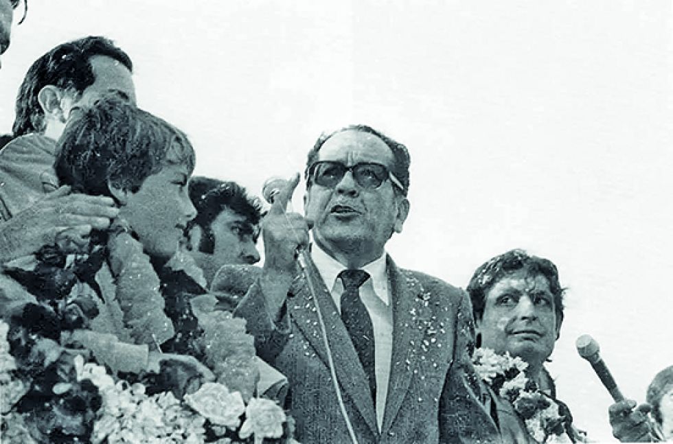 HISTORIA. Cuando Hernán Siles Zuazo asumía la presidencia de la República en 1982, junto a otros líderes de izquierda como Jaime Paz.