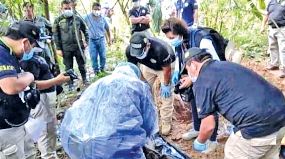 INVESTIGACIÓN. El levantamiento del cadáver de Verónica en una propiedad de Entre Ríos.