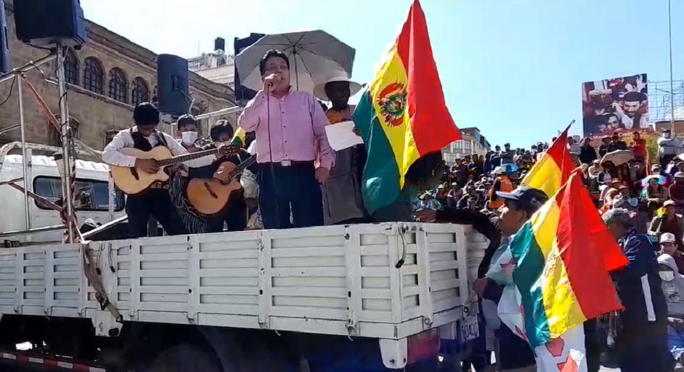 El cabildo se realizó este lunes en la plaza mayor de San Francisco en La Paz.