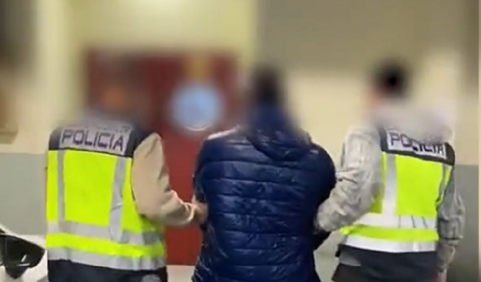 La Policía de España difundió un video de la detención del expolicía peruano.