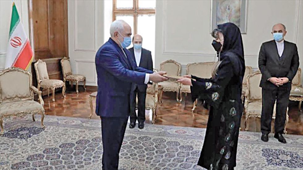 La embajadora de Bolivia en Irán presentando sus credenciales al ministro persa de Exteriores, Mohamad Yavad Zarif.