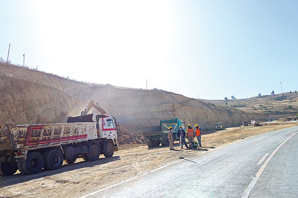 TRABAJOS. La empresa china cumple con su contrato de construcción de la doble vía Sucre-Yamparáez.