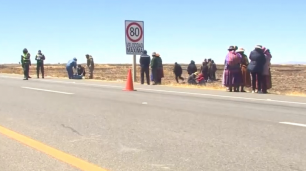 PELIGRO. La pareja fue atacada cuando transitaba la carretera Copacabana-La Paz.